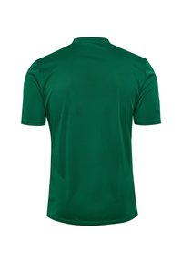 Grön polyester idrottströja med korta ärmar, rundad hals och jämn textur. Enkelt design, inga logotyper eller mönster synliga.