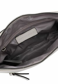 Interior de una bolsa de tela gris, que muestra un bolsillo con cremallera y una etiqueta marcada "EMILY & NOAH". Presenta costuras elegantes y un cierre con cremallera.
