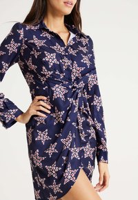 Liquorish PRINT WITH COLLAR AND TWISTED  - Shirt dress - dark blue