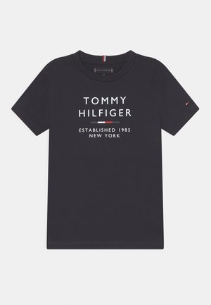 Schwarzes kurzärmeliges T-Shirt mit dem Text "Tommy Hilfiger Established 1985 New York" und kleinem Markenflaggen-Logo auf dem Ärmel.