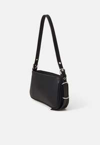 Borsa a tracolla nera in pelle liscia. Presenta un design sottile, tracolla regolabile e dettagli in metallo argentato.