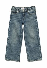 Jean en denim bleu à jambes larges, avec un délavage pâle, un design à cinq poches et une fermeture à boutons, avec des coutures visibles et un ourlet brut.