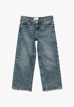 Jean en denim bleu à jambes larges, avec un délavage pâle, un design à cinq poches et une fermeture à boutons, avec des coutures visibles et un ourlet brut.