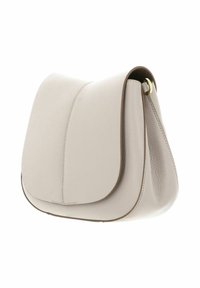 Borsa in pelle beige chiaro con silhouette curva, pattina pieghevole e dettagli di cucitura sottili. Texture liscia con accessori in oro.