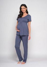 Schwangerschaftsloungewear-Set aus weichem, dehnbarem Stoff. Besteht aus einem kurzärmeligen Oberteil mit Empire-Taille und passenden Hosen in einem sanften Blauton.
