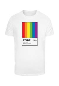 Witte T-shirt met een rechthoekige graphic met regenboogstrepen, tekst "PRIDE 2024" en "LOVE HAS MANY COLORS" in zwart.
