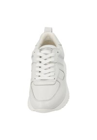 Vit sneaker med övre i slät läder, vadderad tunga och vita snören. Har grå sidostråk och en texturerad gummisula.