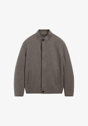 Veste en laine grise avec un col montant, des fermetures à l'avant et des poches latérales. Texture douce avec un design minimaliste et sans motifs visibles.