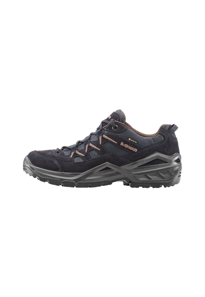Scarpa da trekking bassa nera e marrone con suola in gomma spessa, tomaia in rete e camoscio, lacci frontali e etichetta impermeabile Gore-Tex di lato.