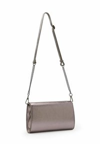 Metallisch pinke Schultertasche mit rechteckiger Form, strukturiertem Finish und einer Kettenriemen für anpassbare Länge.