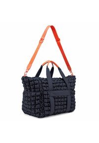 Borsa a tote blu navy realizzata in tessuto trapuntato, con accenti e manici arancioni, e superficie testurizzata con un design soffice.