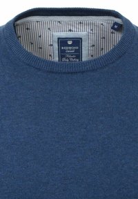 Blauer Strickpullover mit Rundhalsausschnitt, ausgestattet mit einem gestreiften Innenteil und einem Etikett mit der Aufschrift "REDMOND Casual" in Standardgröße M.
