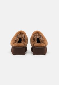 UGG FUNKETTE - Muiltjes met hak - burnt cedar
