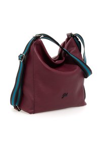 Borsa in pelle bordeaux dal design morbido, con tracolla regolabile a righe nere e teal e logo impresso sulla parte anteriore.