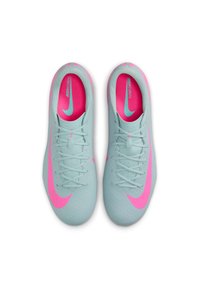 Světle modré kopačky Nike Mercurial na fotbal mají texturovaný povrch, růžové detaily a aerodynamický design se šněrováním.