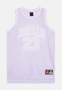 Fialový síťovaný basketbalový dres s nápisem "JORDAN" a číslem "23" v bílé barvě, s logem na spodním lemu a kontrastním prošíváním.