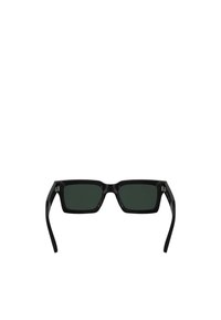 Czarne prostokątne okulary przeciwsłoneczne z zielonymi szkłami. Posiadają grube oprawki i smukłe zauszniki, wykonane z gładkiego, błyszczącego materiału.