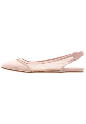 Chaussure plate slingback rose clair avec un embout pointu et des côtés en mesh transparent sur fond blanc.