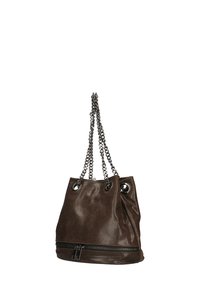 Borsa a secchiello in pelle marrone con finitura texturizzata, manici a catena, occhielli in metallo e tasca esterna con zip.