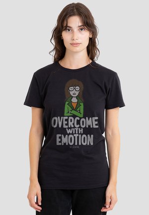 Schwarzes Baumwoll-T-Shirt mit einer illustrierten Figur mit Brille und braunen Haaren, mit dem Text "ÜBERWINDEN MIT EMOTION" in Grau.