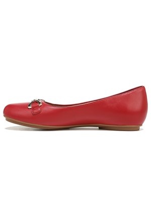 Classiques ballerines en cuir rouge au bout rond, dotées d'un petit nœud décoratif et d'une touche de quincaillerie dorée. Semelle plate avec un profil minimal.