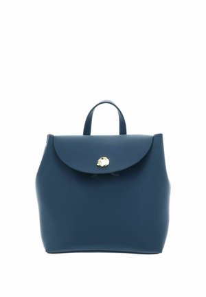 Sac à dos en cuir bleu marine avec un rabat incurvé et une boucle circulaire dorée, doté d'une poignée supérieure et d'une surface lisse et texturée.