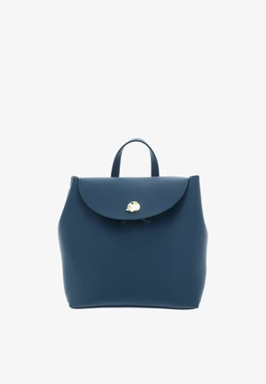 Sac à dos en cuir bleu marine avec un rabat incurvé et une boucle circulaire dorée, doté d'une poignée supérieure et d'une surface lisse et texturée.