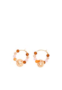 Pendientes de aro dorados con cuentas redondas multicolores en ámbar, melocotón y rosa claro, y un charm central que muestra un corte en forma de corazón.