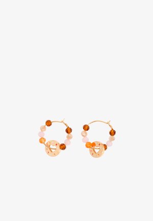 Pendientes de aro dorados con cuentas redondas multicolores en ámbar, melocotón y rosa claro, y un charm central que muestra un corte en forma de corazón.