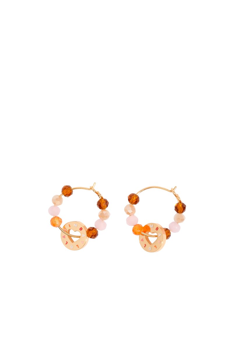 Pendientes de aro dorados con cuentas redondas multicolores en ámbar, melocotón y rosa claro, y un charm central que muestra un corte en forma de corazón.