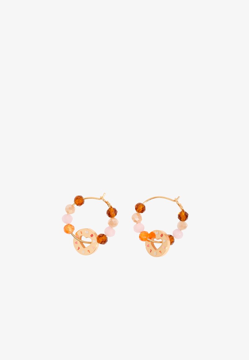 Pendientes de aro dorados con cuentas redondas multicolores en ámbar, melocotón y rosa claro, y un charm central que muestra un corte en forma de corazón.