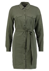 Olivově zelené šaty košilového střihu, dlouhé rukávy, zapínání na knoflíky, dvě náprsní kapsy, pásek v pase, vyrobené z lehkého materiálu, hladká textura.