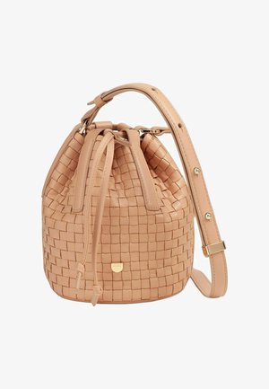 Borsa a secchiello in pelle intrecciata di un delicato rosa, con chiusura a coulisse, tracolla regolabile e dettagli in metallo dorato. Design compatto e strutturato.