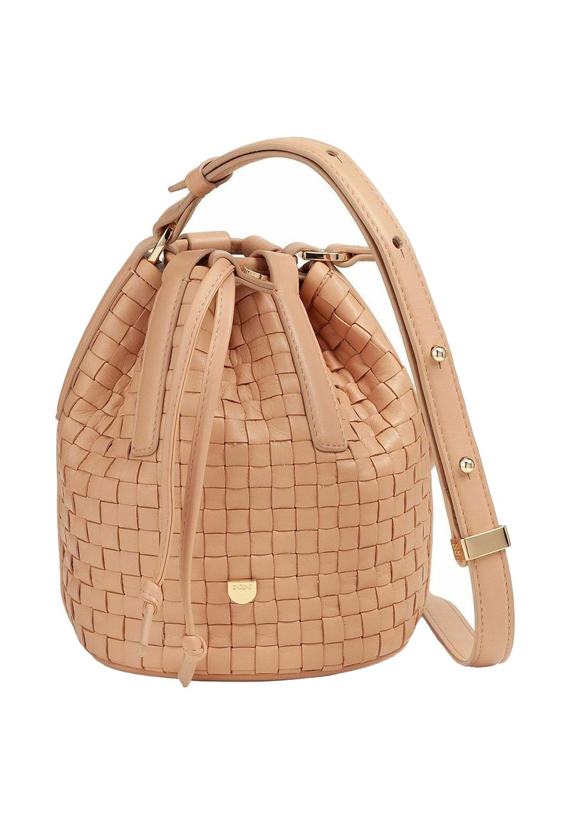 Borsa a secchiello in pelle intrecciata di un delicato rosa, con chiusura a coulisse, tracolla regolabile e dettagli in metallo dorato. Design compatto e strutturato.