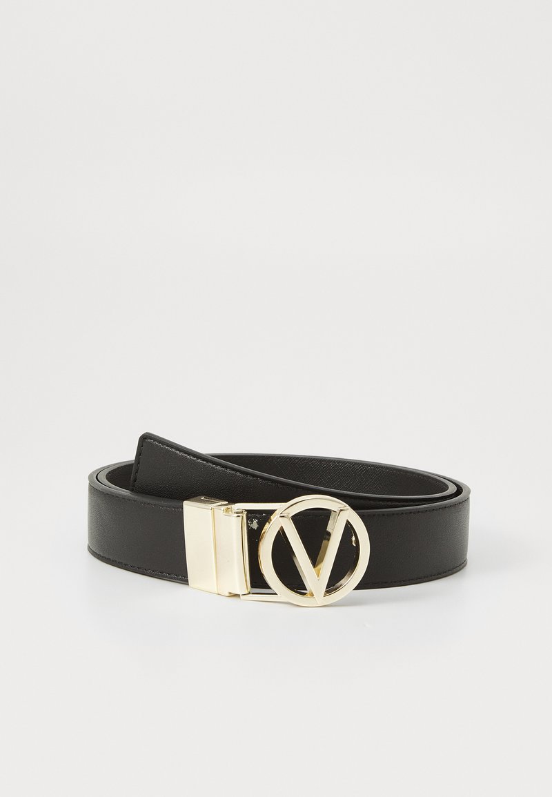 Cinto de couro preto com uma textura suave, apresentando uma fivela circular em tom dourado marcada com um proeminente logótipo "V".