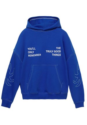 Blauwe capuchontrui met voorzak, witte tekst "JE ZULT ALLEEN DE ECHT GOEDE DINGEN HERINNEREN" en witte stikseldetails op de mouwen.