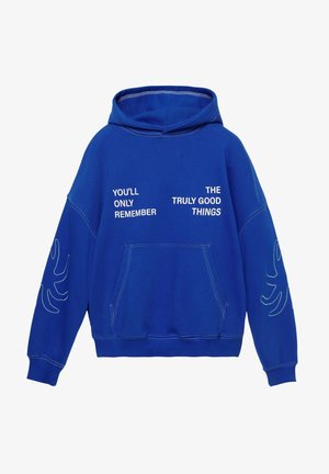 Blauwe capuchontrui met voorzak, witte tekst "JE ZULT ALLEEN DE ECHT GOEDE DINGEN HERINNEREN" en witte stikseldetails op de mouwen.