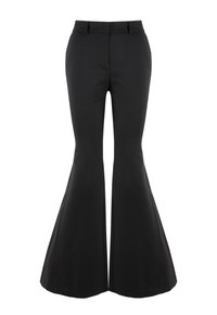 Zwarte flared broek met een hoge taille, gemaakt van een soepele stof. Heeft verticale plooien en een uitgesproken klokvorm van de knie naar beneden.