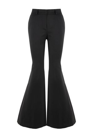 Zwarte flared broek met een hoge taille, gemaakt van een soepele stof. Heeft verticale plooien en een uitgesproken klokvorm van de knie naar beneden.