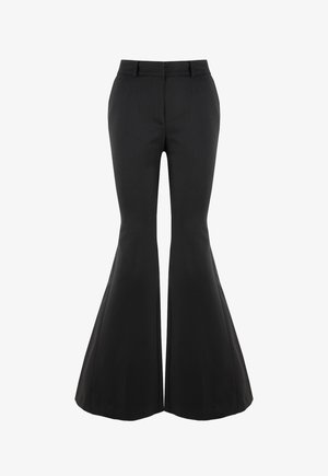 Zwarte flared broek met een hoge taille, gemaakt van een soepele stof. Heeft verticale plooien en een uitgesproken klokvorm van de knie naar beneden.