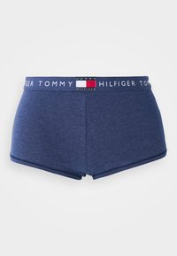 Tmavě modré boxerky z měkké látky, s elastickým pasem s logem a červenými a bílými detaily a přiléhavým střihem.