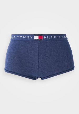 Tamno plave boxerice od mekog materijala, s elastičnom pojasom s brendom s crvenim i bijelim detaljima, te prilagođenim dizajnom.