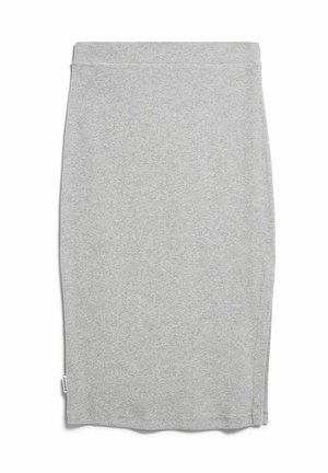 Lichtgrijze, knielange gebreide potloodrok met rechte snit en een klein zijlabel op een witte achtergrond.
