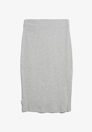 Lichtgrijze, knielange gebreide potloodrok met rechte snit en een klein zijlabel op een witte achtergrond.
