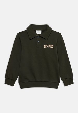 Polo à manches longues vert foncé avec poignets côtelés, patte à deux boutons et texte "LES DEUX" brodé sur le côté gauche de la poitrine.