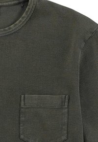 Dunkelgrünes, strukturiertes Langarmshirt mit Rundhalsausschnitt und Brusttasche. Der Stoff weist ein dezentes Waffelmuster auf.