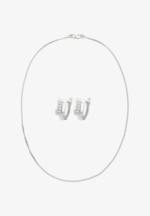 Ezüst láncnyaklánc téglalap alakú fülbevalókkal, melyeken apró, tiszta drágakövekből álló felület látható egy letisztult, polírozott fém designban.