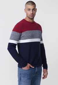 Maglione da uomo con righe orizzontali texture in rosso, grigio e blu navy. Realizzato in tessuto a maglia con colletto a girocollo e polsini a costine. Vestibilità casual.