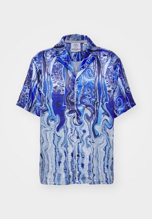 Camisa de manga corta abotonada con un patrón abstracto ondulado en varios tonos de azul, con cuello y diseño de ajuste relajado.