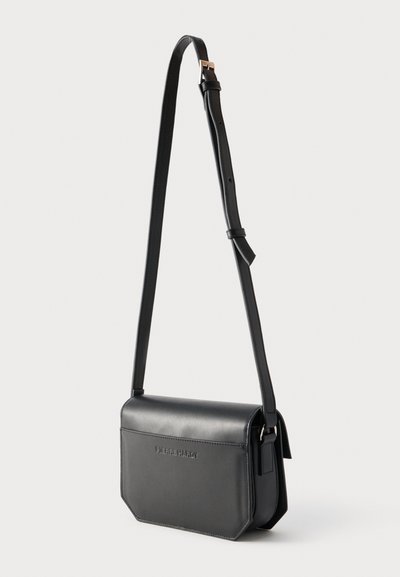 Μαύρο δερμάτινο τσαντάκι χιαστί με ρυθμιζόμενο ιμάντα και ανάγλυφο λογότυπο "Pierre Hardy" στο μπροστινό καπάκι.